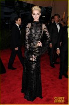 anne-hathaway-bleach-blonde-hair-at-met-ball-2013-01